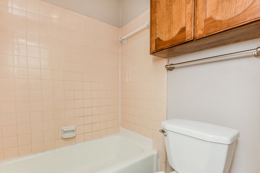 Building Photo - 3621 Willowbrook Dr