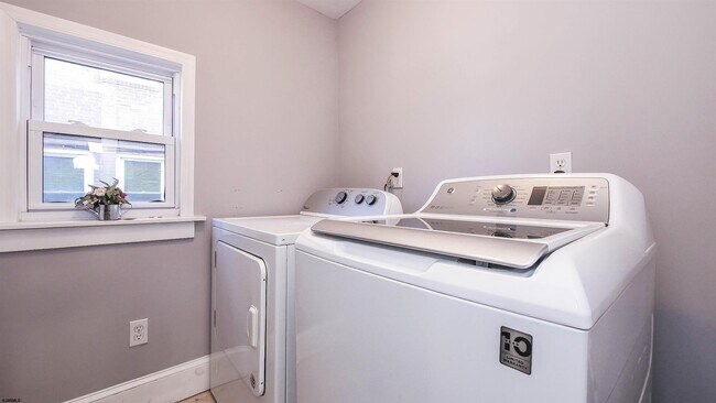 Building Photo - 26 S Oakland Ave