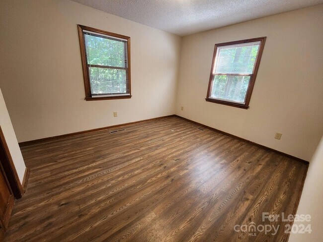 Building Photo - 9000 Oakridge Dr