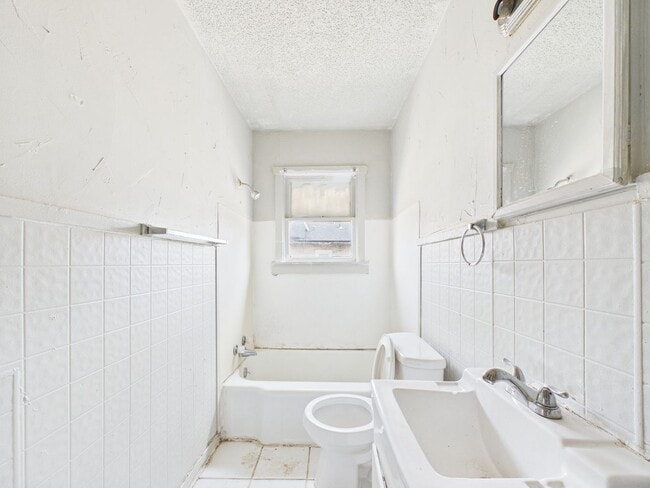 Building Photo - 2216 S Polk St