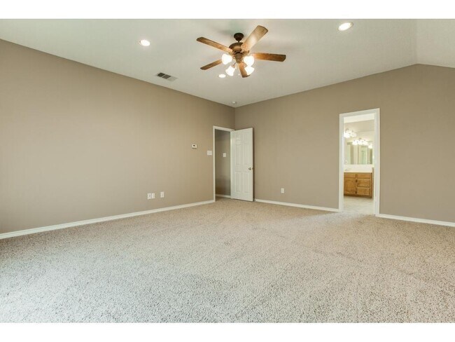 Building Photo - 137 W Clubview Ct