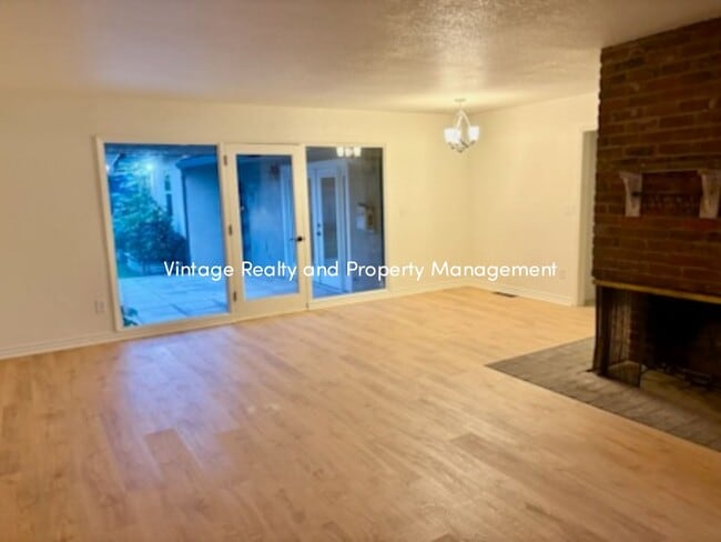 Building Photo - Back On The Rental Market Great Single Story Three Bedroom Home!!!