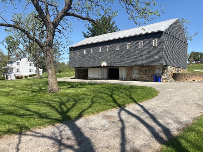 Building Photo - Short Term Lease Only-4 Bedroom 2 Bath Farmhouse, Pond, Acres, Dallastown SD