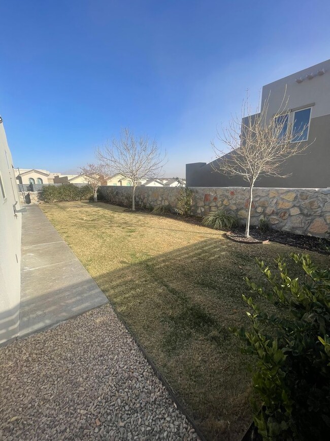 Building Photo - Gorgeous Newer 3 Bedroom / 2.5 Bathroom Ho...