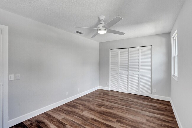 Building Photo - 9821 NW 5th Pl