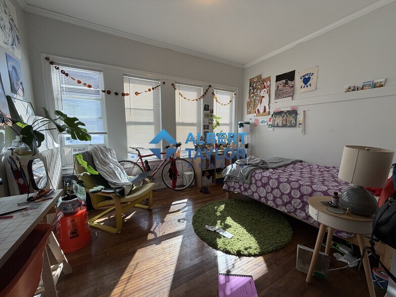 Building Photo - 10 Greylock Rd