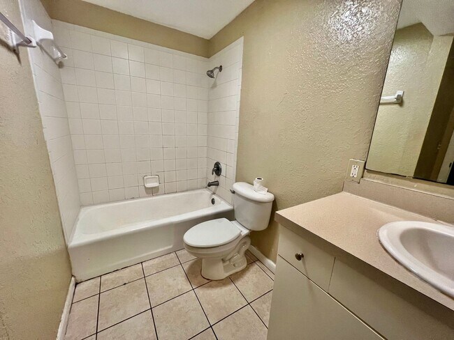 Building Photo - One Bed One bath unit in Garden Walk