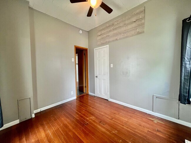 Building Photo - 103 7th Ave NW