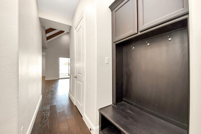Building Photo - 9814 Carver Dr