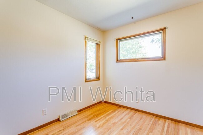 Building Photo - 9315 W 9th St N