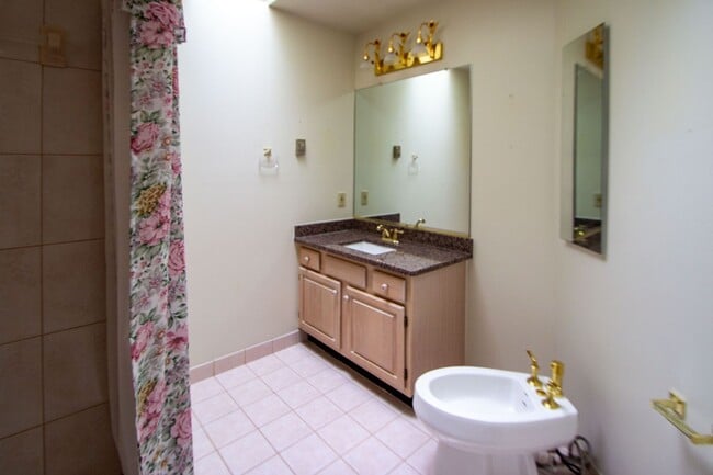 Building Photo - Elegant 4Bd/4Bth Brick Colonial