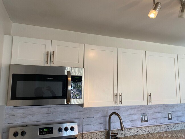 Building Photo - 3643 Betty Ann Ct W