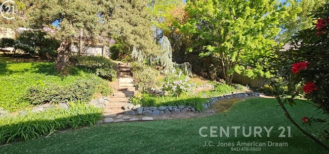 Building Photo - Single Family Home in NE Grants Pass with RV Parking