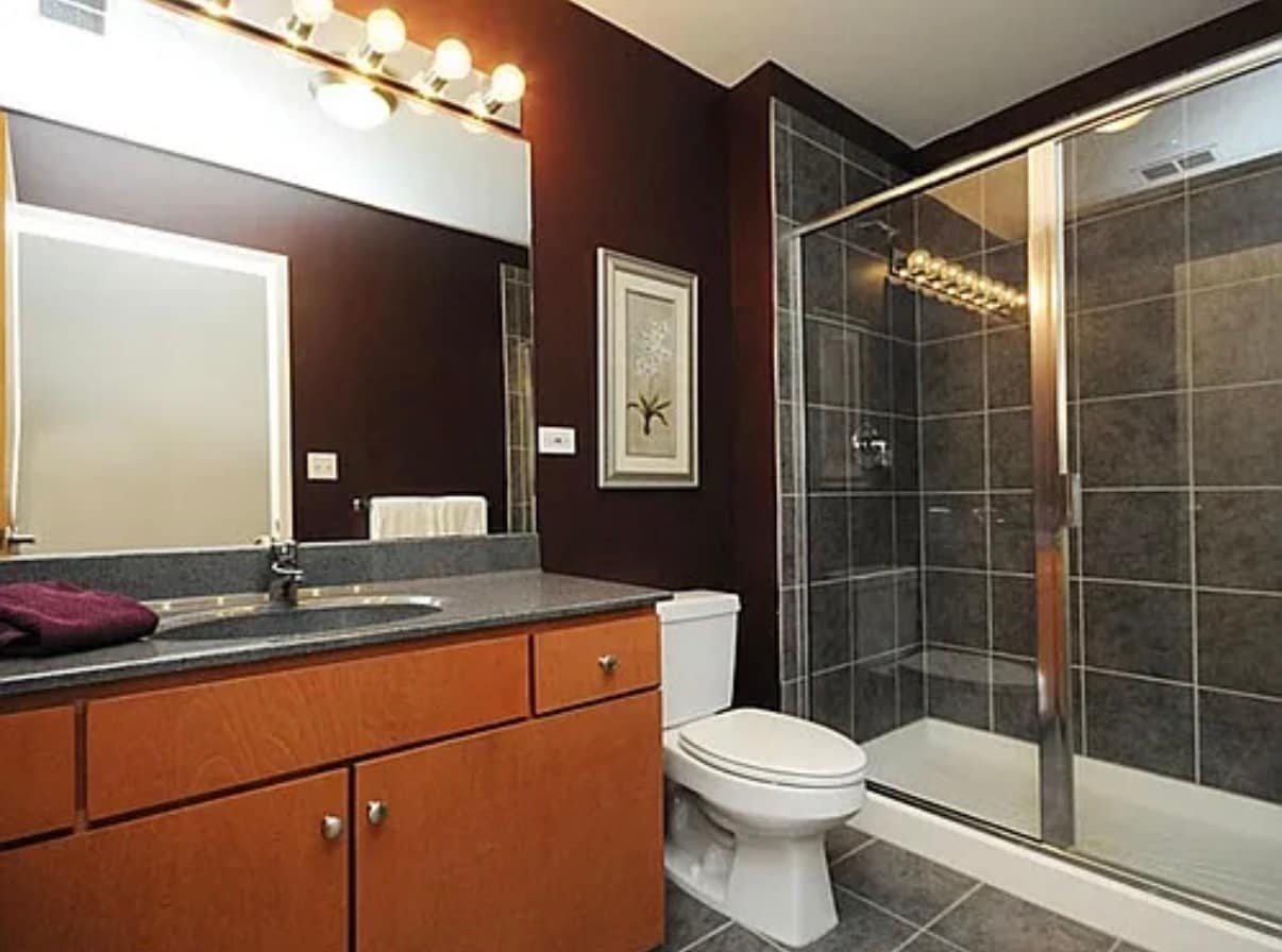 2ns bathroom - 630 N Franklin St