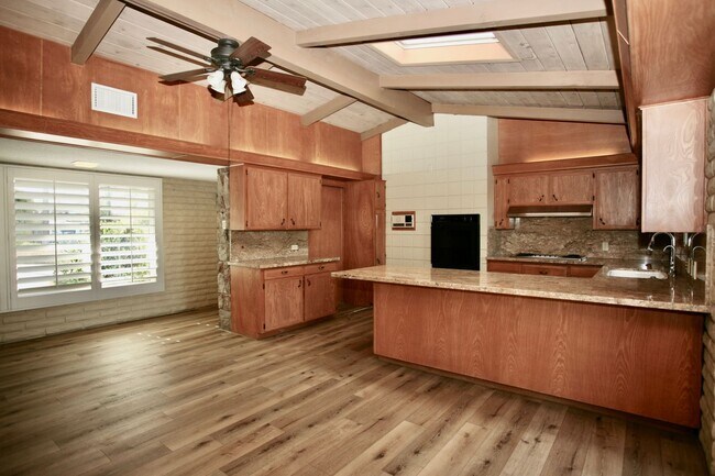 Building Photo - Mid-Century Modern 3Br 2Ba on 1/2ac with View!