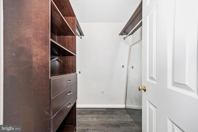 Building Photo - 4960 Clarendon Terrace