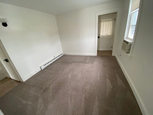 Building Photo - 637 Main St