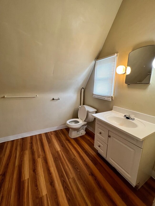 Building Photo - 121 University Ln