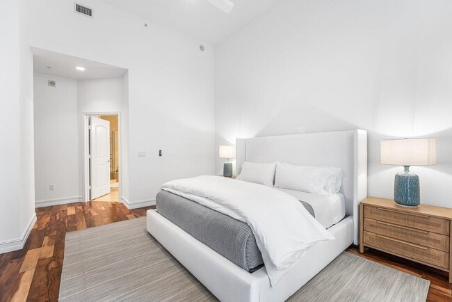 Building Photo - 701 S Olive Ave