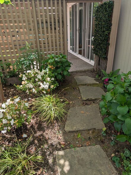 Building Photo - 280 Easy St