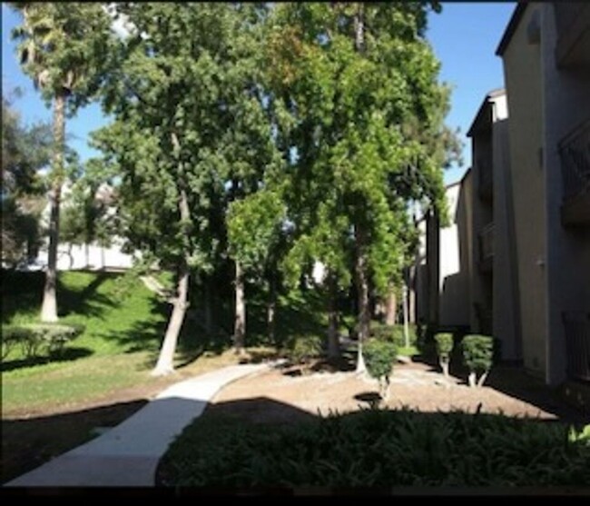 Building Photo - 1 Bedroom-1 Bathroom Single Story Apartmen...