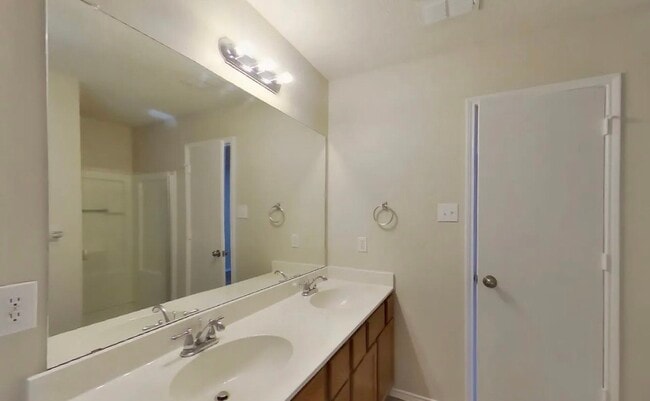 Building Photo - Welcome Home: Beautiful 4-Bedroom Single-Family Gem