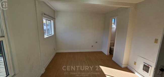 Building Photo - Charming Home Close to Downtown Grants Pass