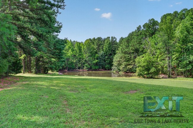 Building Photo - Peaceful Country Living in Gasburg, VA!