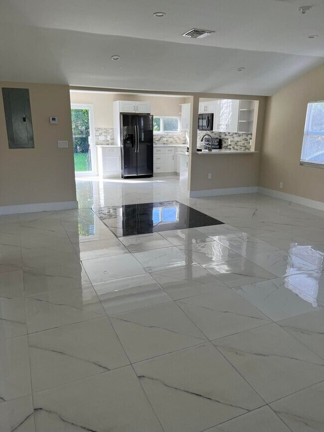 Building Photo - 3880 Home St