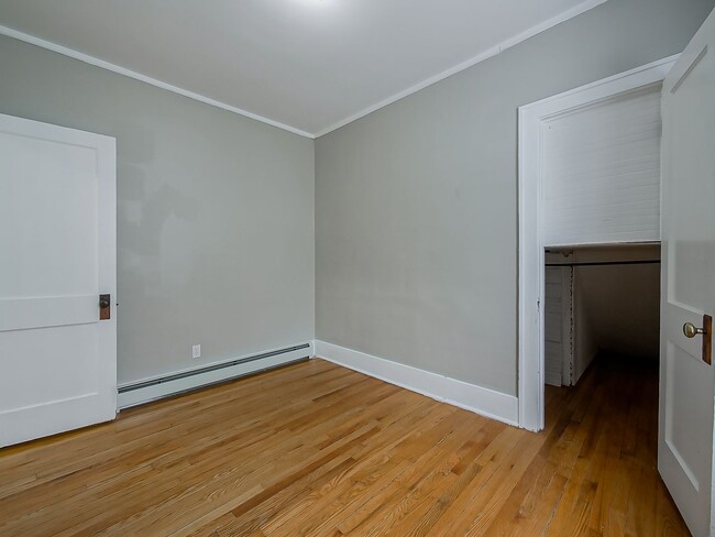 Building Photo - Fully Remodeled 2-Bed Duplex in Dearborn!