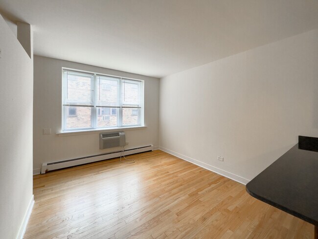 Building Photo - 630 W Wrightwood Ave