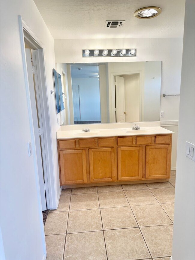 Building Photo - 2106 W Alta Vista Rd
