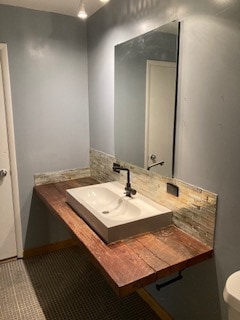 upper level bathroom - 814 Tullahoma Dr