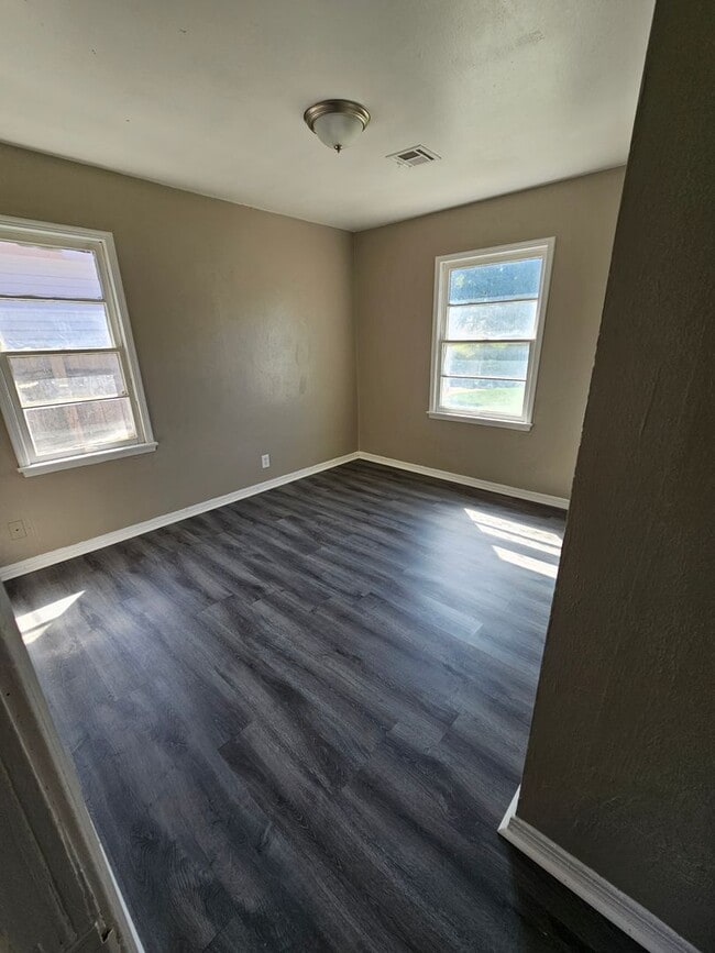 Building Photo - Cute 4 bedroom House