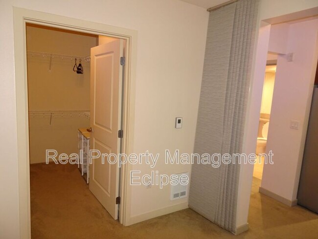 Building Photo - 211 Kirkland Ave