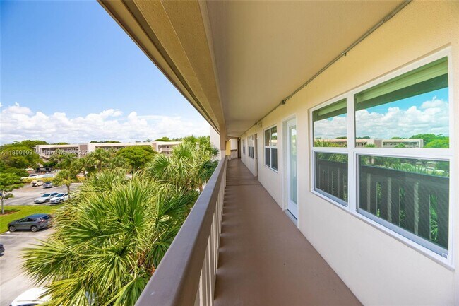 Building Photo - 1902 Bermuda Cir