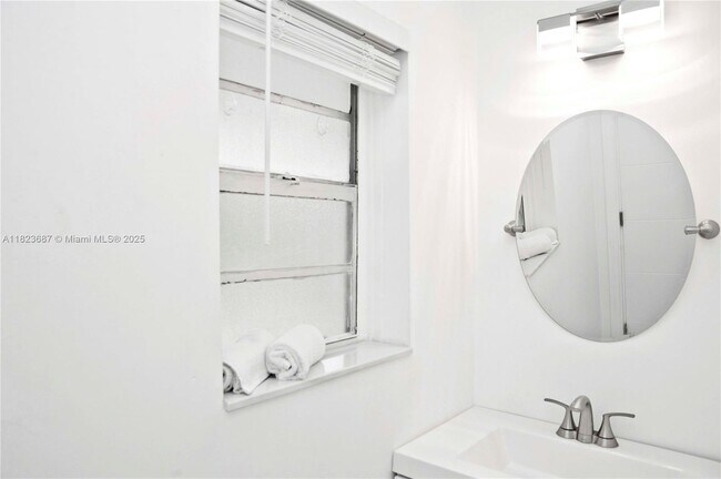 Building Photo - 4109 N Ocean Dr