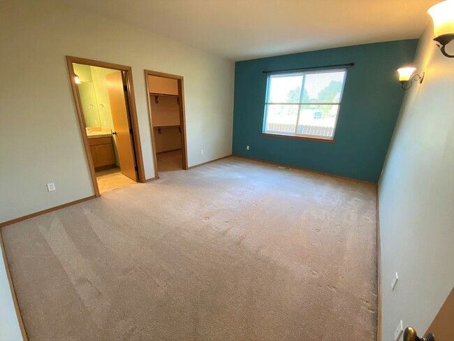 Building Photo - Large 3 Bed Home with Office, Fenced Yard, and Lawn Service!
