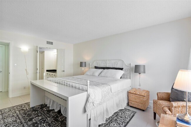 Building Photo - 3500 Galt Ocean Dr