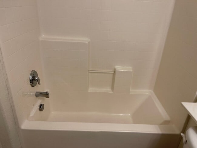 Building Photo - Cozy Town Home For Rent