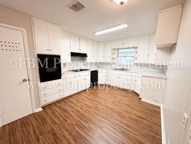 Building Photo - 1608 Hill Ln