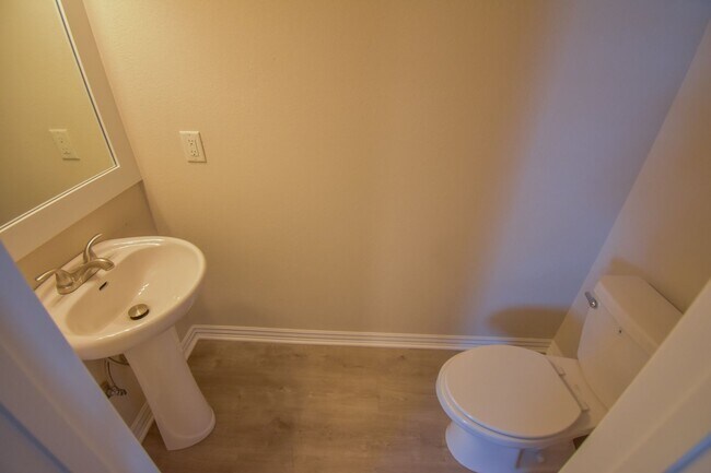 Building Photo - 2 Bedroom 2.5 Bath Townhome in Farmington!