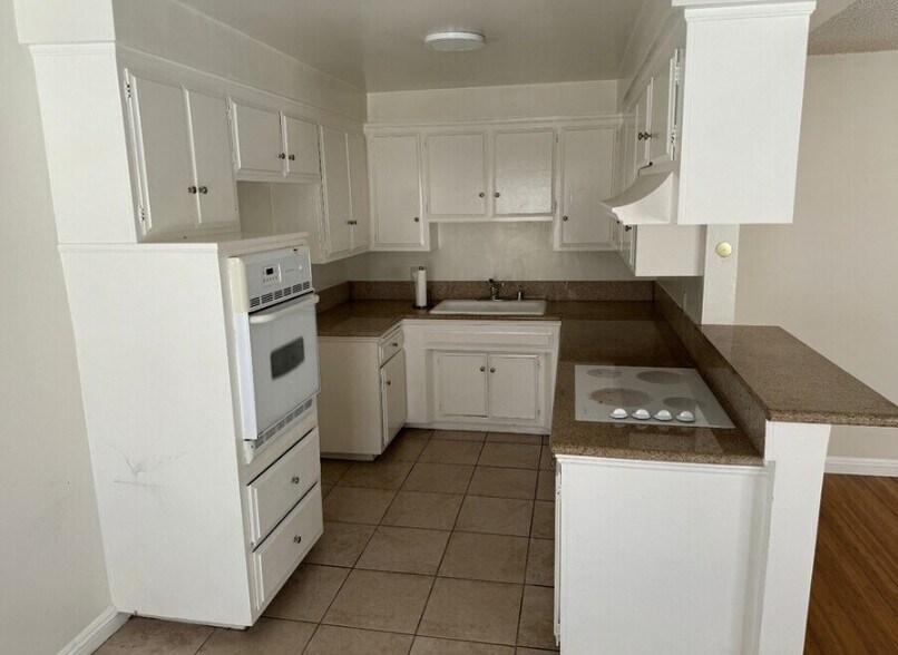 Building Photo - 404 E Hyde Park Blvd