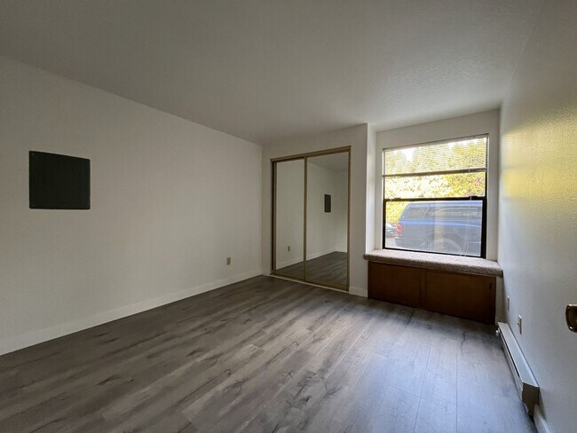 Building Photo - Spacious 2BD/1.5BA Ground-Floor Apartment with Spacious Bedrooms & Modern Kitchen Layout