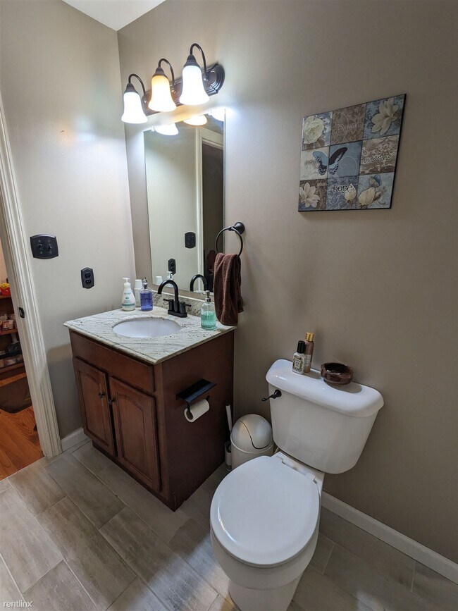 Building Photo - 3 br, 1.5 bath Townhome - 767 Knoll Drive