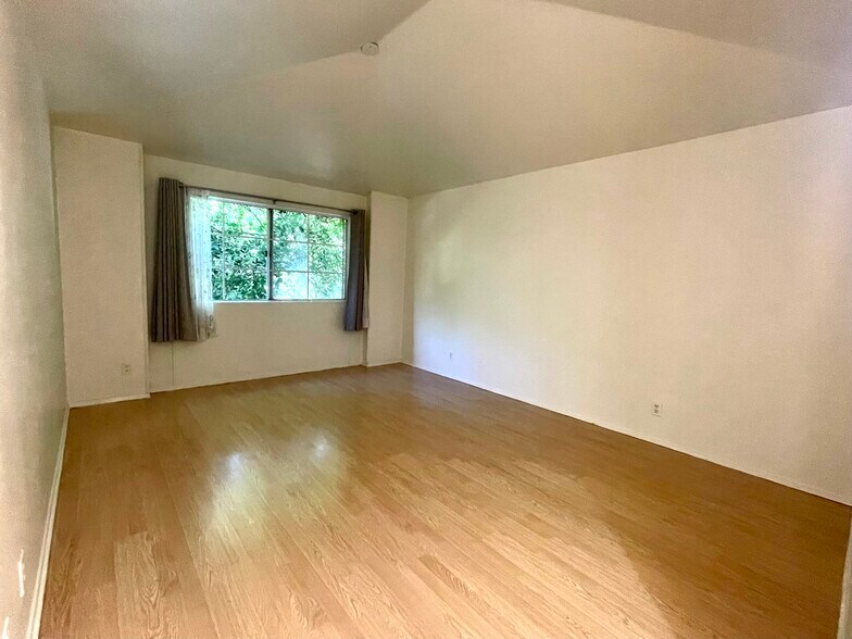 Main Bedroom - 7102 Phelps Rd
