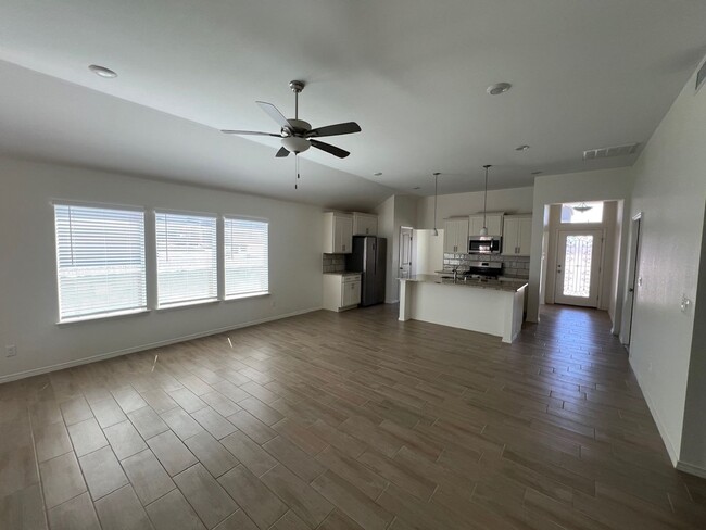 Building Photo - Stunning 3 bedroom, 3 bathroom home locate...