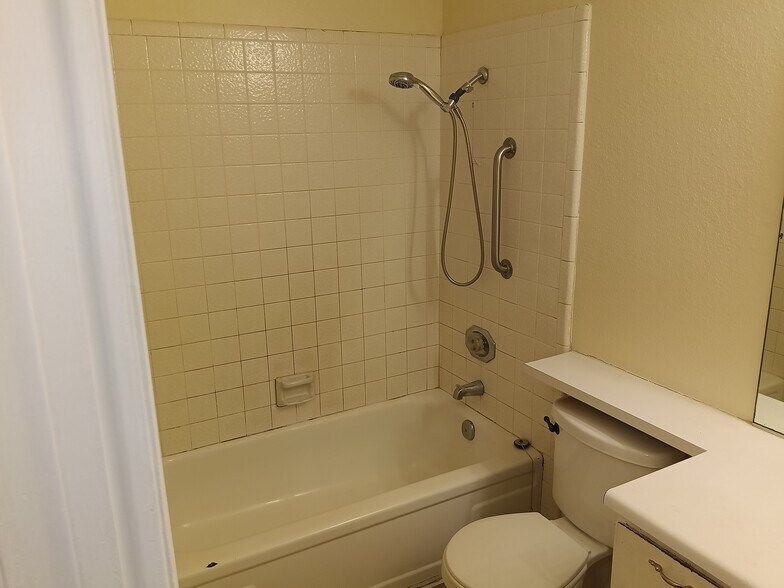 Building Photo - 6724 Plymouth Rd