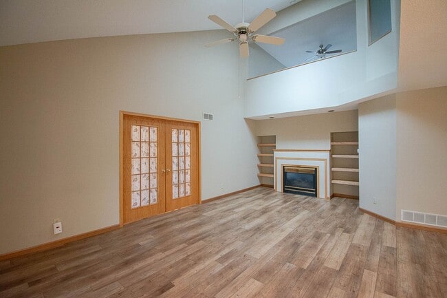 Building Photo - Bright Townhome with Fireplace & Nature Views