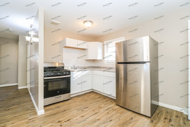 Building Photo - 1370 Reale Ave